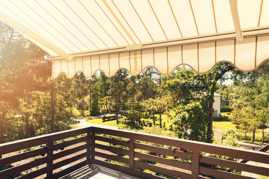 Differences Between a Canopy and an Awning